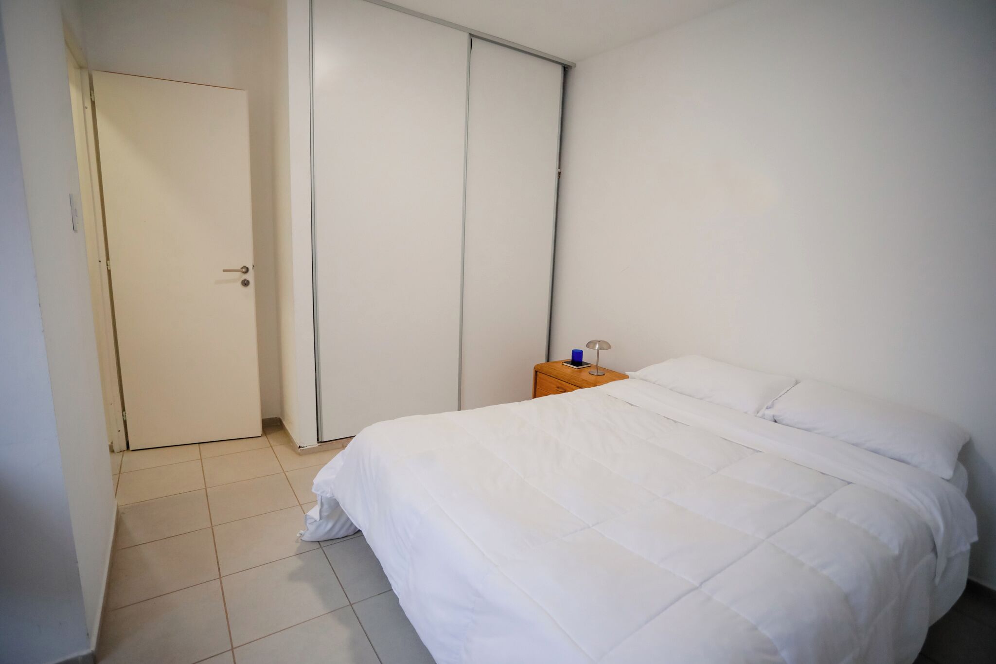 1 soverom, skrivebord, strykejern/-brett og reiseseng for barn