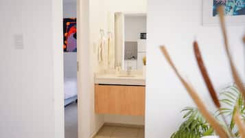1 chambre, bureau, fer et planche Ă repasser, lit parapluie