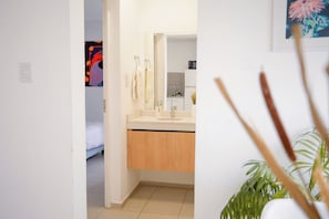 1 dormitorio, escritorio, tabla de planchar con plancha y cuna de viaje