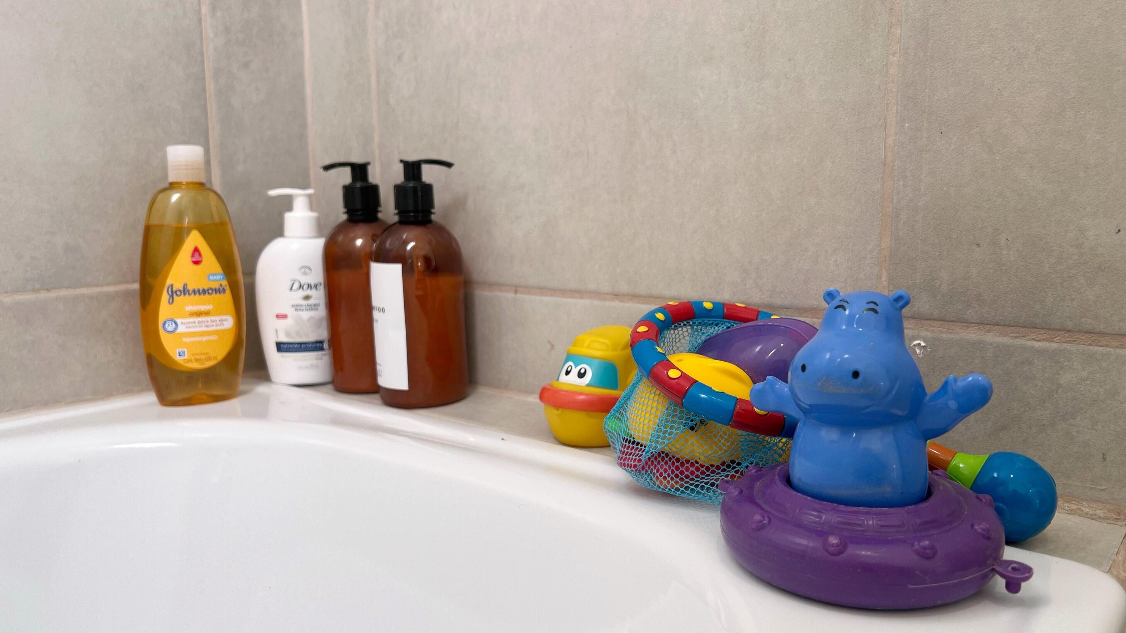 Een douche, een haardroger, een bidet, handdoeken