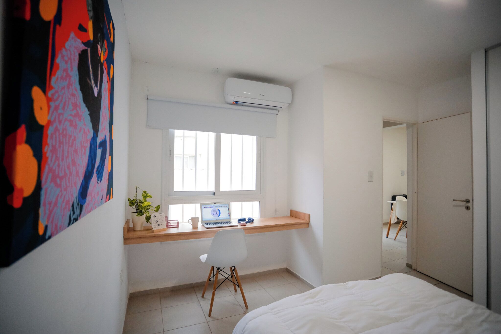 1 chambre, bureau, fer et planche à repasser, lit de bébé portatif