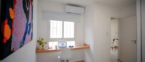 1 chambre, bureau, fer et planche à repasser, lit de bébé portatif