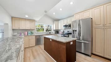 Refrigerador, microondas, horno, placa de cocina