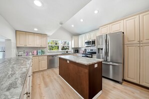 冷蔵庫、電子レンジ、オーブン、コンロ