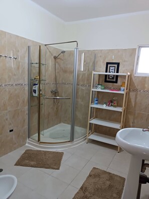 Værelse - 1 soveværelse - balkon - udsigt til have | Badeværelse