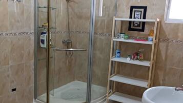 Room, 1 Bedroom, Balcony, Garden View | Bathroom