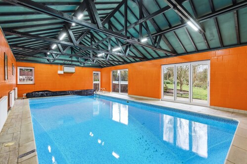 Luxury 5BR Home | Pool, Games Room & Easy London Access