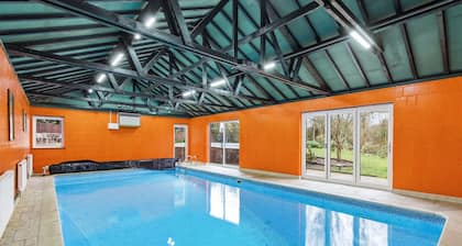 Luxury 5BR Home | Pool, Games Room & Easy London Access