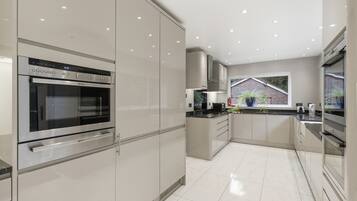 Mikrowelle, Ofen, Herdplatte, Geschirrspüler