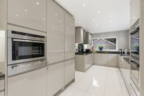 Micro-ondes, four, plaque de cuisson, lave-vaisselle