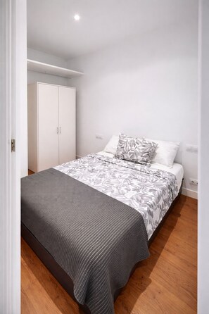 2 bedrooms, iron/ironing board, Internet, bed sheets - Fantastic apartment in the city of Barcelona with parking (Barcelona)