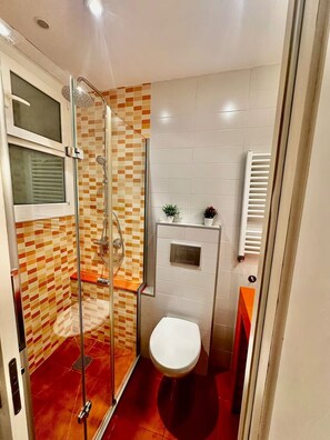 Haartrockner, Handtücher, Seife, Toilettenpapier