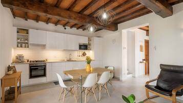 Een koelkast, een magnetron, een oven, een kookplaat