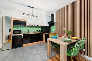 Kühlschrank, Mikrowelle, Herdplatte, Wasserkocher mit Kaffee-/Teezubehör