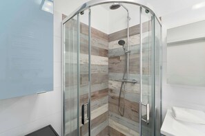 Dusche, Haartrockner, Handtücher, Shampoo