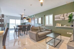 TV - Comfortable Central Swieqi Penthouse | 2 Bedrooms (Swieqi)