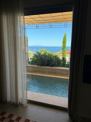 Suite executiva, piscina privada, vistes al mar | Caixa forta a l'habitació i escriptori 