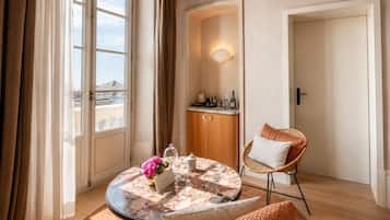 Suite, Sea View | In-room safe, desk, laptop workspace, blackout drapes