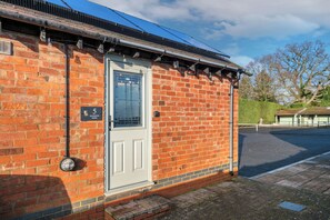Exterior detail - Pools Cottage 5 - The Racquet Room (Coventry)