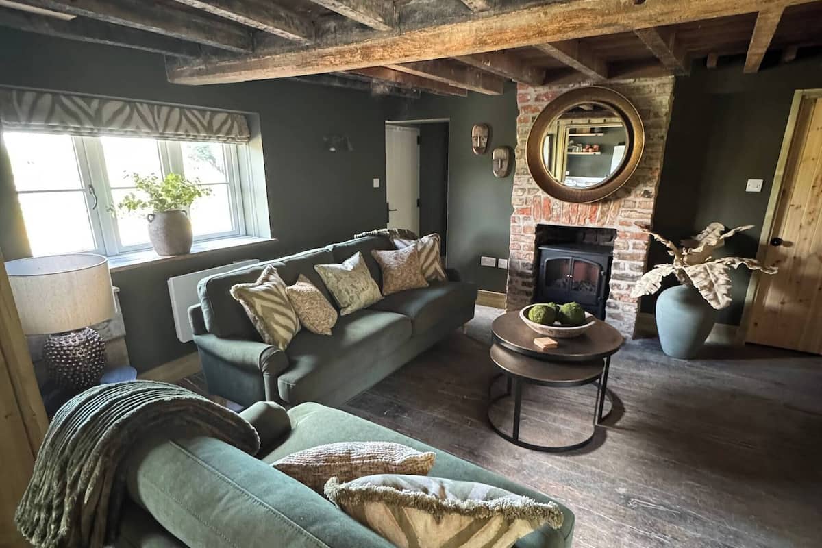 Nhà, 3 phòng ngủ, sân hiên, quang cảnh vườn | Khu phòng khách | Sách