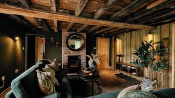 House, 3 Bedrooms, Patio, Garden View | Living area | Books