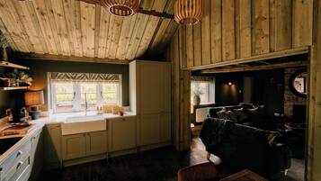 House, 3 Bedrooms, Patio, Garden View | Living room | Books