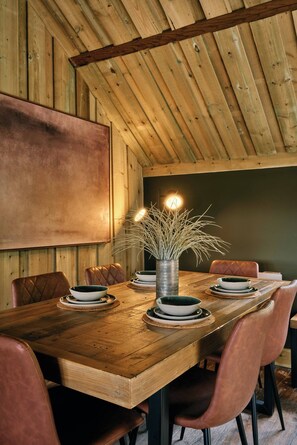 Casa, 3 habitaciones, patio, vistas al jardín | Comedor