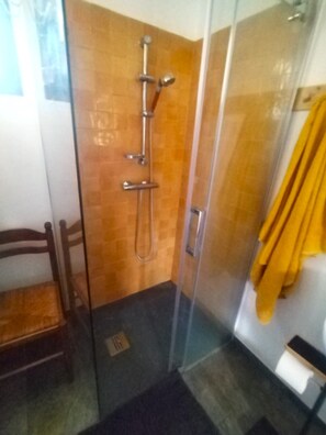 Hair dryer, towels, soap, toilet paper - Rental Gîte apartment, 1 or 2 persons, Périgord noir, Dordogne (Siorac-en-Périgord)