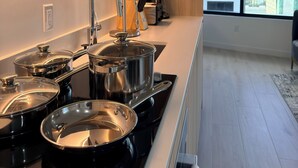 Una cocina moderna con electrodomésticos de acero inoxidable, un ventanal y vistas a la ciudad.
