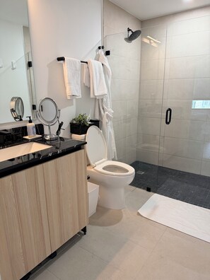 Hair dryer, towels, soap, toilet paper - Downtown Miami Condo at District 225 with Gym, Rooftop Pool and Free Parking (Miami)