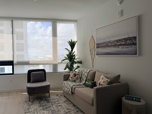 Smart TV - Downtown Miami Condo at District 225 with Gym, Rooftop Pool and Free Parking (Miami)