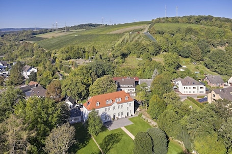 Exterior. Holiday Home “Kavalierhaus – Burg Heppingen” with Wi-Fi