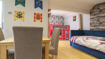 1 kamar tidur dan didekorasi berbeda-beda