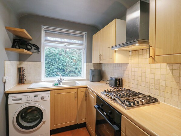 Cookware/dishes/utensils - The Enchanted House (Watford)