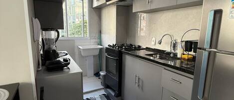 Refrigerador, microondas, horno y parrilla de estufa