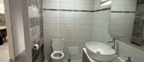 Dusche, Haartrockner, Handtücher, Seife