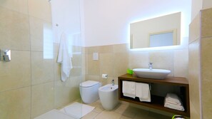 Shower, hair dryer, bidet, soap - Casa Bella (Vieste)