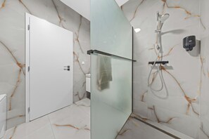 Haartrockner, Handtücher, Toilettenpapier