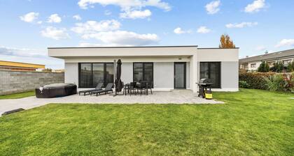 Air-conditioned Apartment House with Jacuzzi, 9B