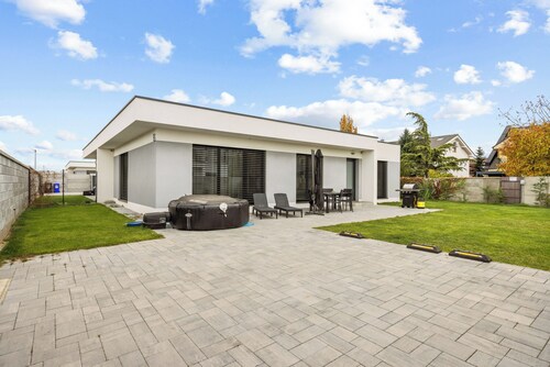 Air-conditioned Apartment House with Jacuzzi, 9B