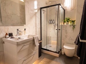 Hair dryer, towels - Newly renovated two-room apartment -Air-conditioned -Sea view- Private parking (Beaulieu-sur-Mer)