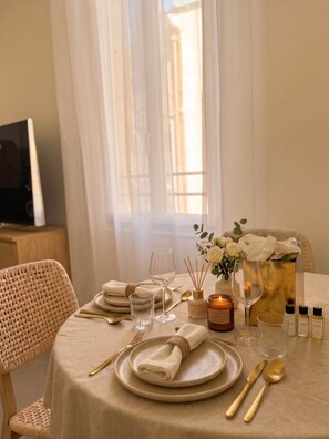 Dining - Newly renovated two-room apartment -Air-conditioned -Sea view- Private parking (Beaulieu-sur-Mer)