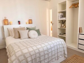 1 slaapkamer, een strijkplank/strijkijzer, wifi, beddengoed