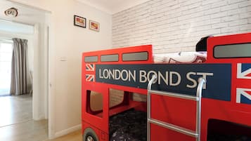 2 kamar tidur dan didekorasi berbeda-beda