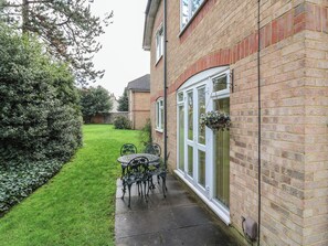 Outdoor dining - Wizard's Hideaway (Watford)