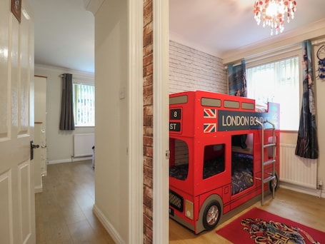 2 habitaciones, decoración personalizada y muebles diferentes . Wizard's Hideaway