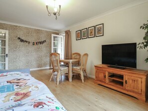 2 bedrooms, individually decorated, individually furnished, free WiFi - Wizard's Hideaway (Watford)
