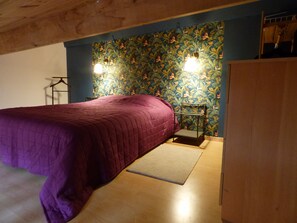 1 habitación, tabla de planchar con plancha y ropa de cama 