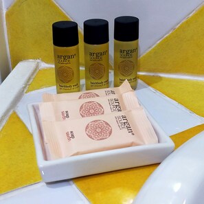 A set of Argan Source hair and body wash bottles and soap bars in a white tray. - A vacation rental for 2 people located in the heart of Saillans—charming and peaceful. (Saillans)