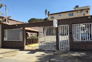 Vista frontal de la propiedad